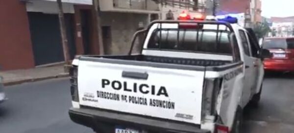 (VIDEO)Patrullera pasó en rojo y chocó contra chofer de plataforma