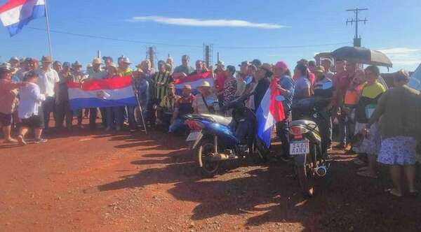 Pobladores de Puerto Península protestan contra instalación de peaje en Presidente Franco