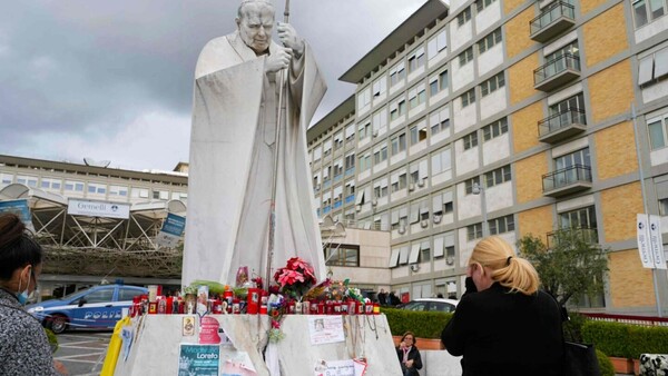 Salud del Papa mejora y ya no está en “peligro inminente”