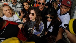 Hijas de Maradona llegan al tribunal para asistir al juicio por la muerte de su padre