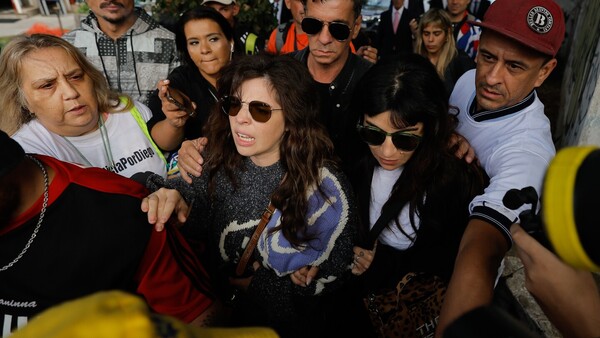 Hijas de Maradona llegan al tribunal para asistir al juicio por la muerte de su padre
