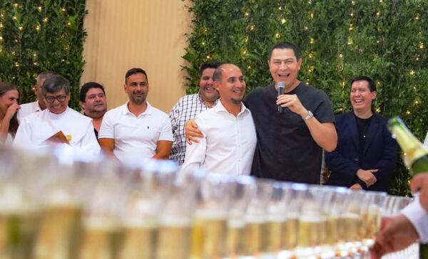 Secretario de Echeverría denunciado por su madre •