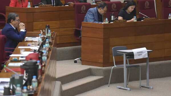 Diputado ironiza sobre pupitres chinos de Itaipú y afirma que están “manchados de corrupción”