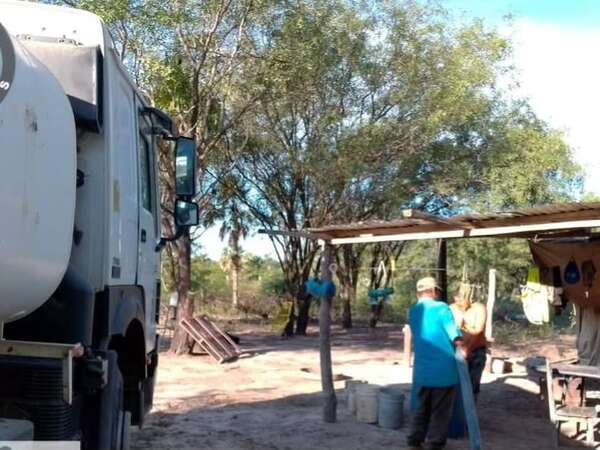 Fuerte Olimpo: no llegan las grandes lluvias y sigue el acarreo de agua a las poblaciones - Noticias del Chaco - ABC Color