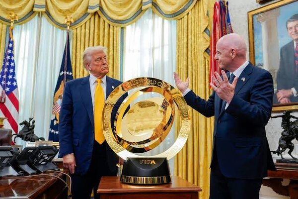 Gianni Infantino se reunió con Donald Trump y le presentó el trofeo del Mundial de Clubes 2025 - 1000 Noticias