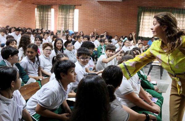 Charla educativa benefició a 458 alumnos
