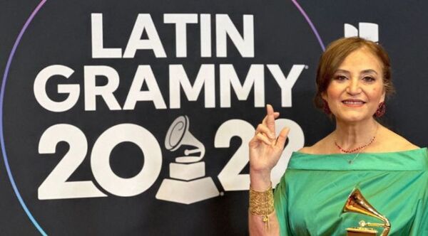¡Berta Rojas se vuelve una capeta de los premios Grammy!
