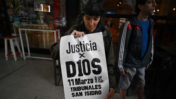 Fans de Maradona increpan a acusados por muerte del astro argentino en puerta del tribunal