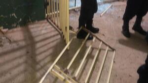 Roban cajas de cuadernos y calzados deportivos de transportadora en Ciudad del Este