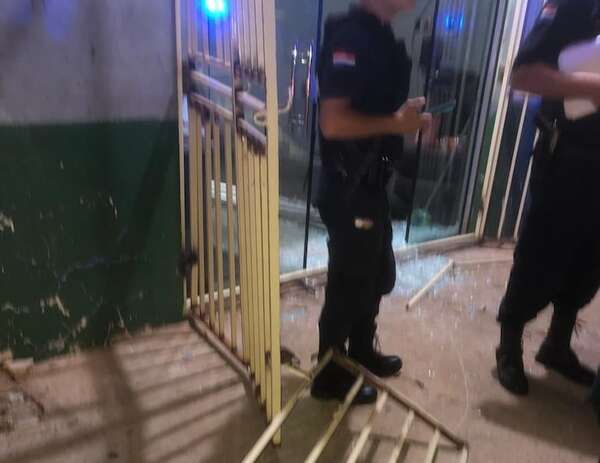 Delincuentes violentan reja de empresa de encomiendas y sustraen mercaderías - ABC en el Este - ABC Color