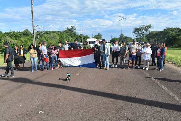 Ayolas: isleños se manifestaron para exigir a Yacyretá el pago a transportistas - Nacionales - ABC Color
