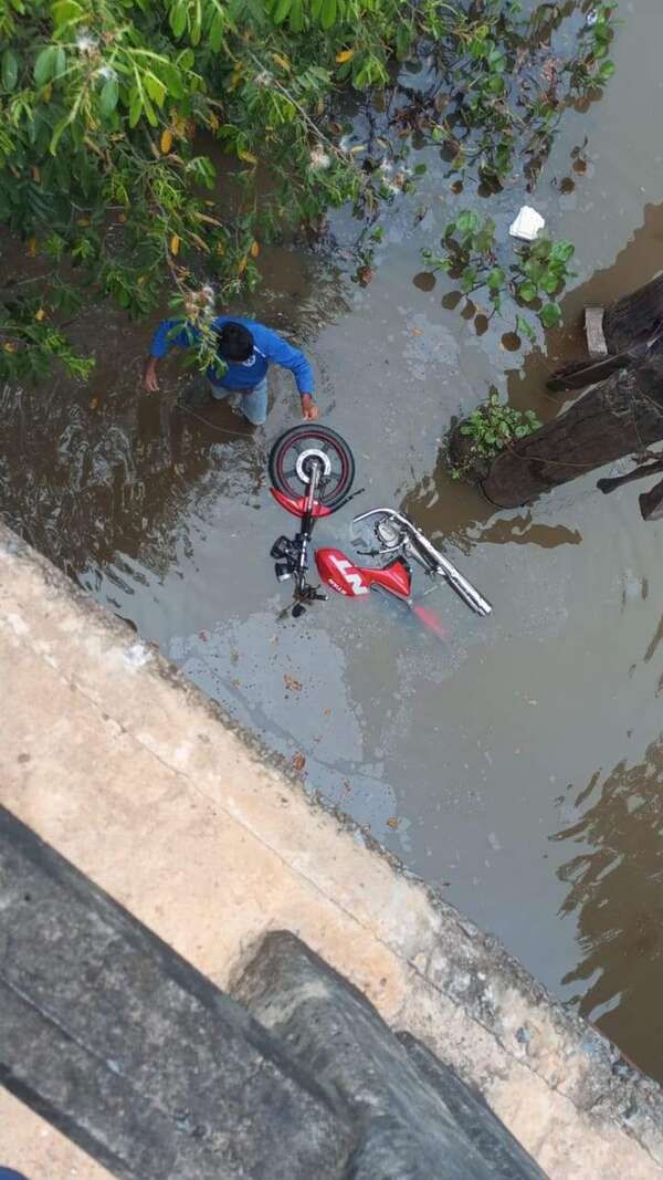 Carapeguá: hallan en un arroyo la motocicleta de un hombre desaparecido - Nacionales - ABC Color