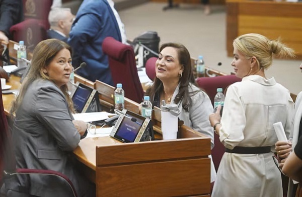 Diputados cartistas bloquean informe sobre fiscales del caso HC-Abdo