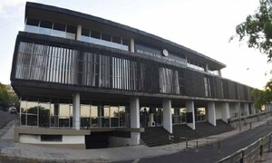 Matrimonio beneficiado: Directora y secretario, con jugosos salarios – Prensa 5