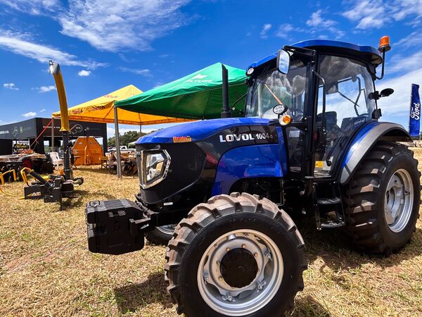 Tracto facilitó variedad de maquinarias en el Día de Campo de Caña de Azúcar