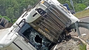 Camión vuelca en Caacupé y su conductor salió ileso - 1000 Noticias