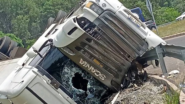 Camión vuelca en Caacupé y su conductor salió ileso - 1000 Noticias