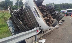 Un camión cargado con 33 toneladas de carne vuelca en Caacupé – Prensa 5