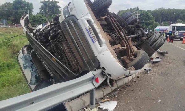Un camión cargado con 33 toneladas de carne vuelca en Caacupé – Prensa 5