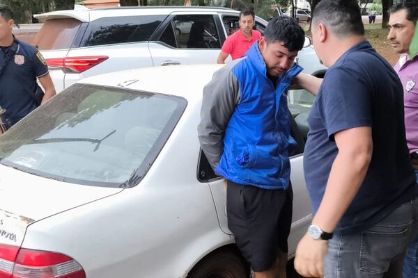 A tiros detienen a conductor de un auto denunciado como robado tras persecución
