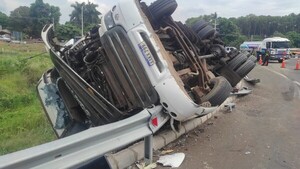 Un camión cargado de con 33 toneladas de carne vuelca en Caacupé