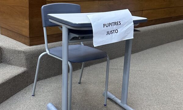 ¿Pupitres sobrefacturados por Itaipú? Dicen que costó G. 800 mil pero su valor es G. 400 mil