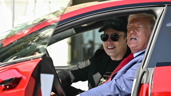 Donald Trump se sube a un Tesla en la Casa Blanca para subrayar su apoyo a Elon Musk
