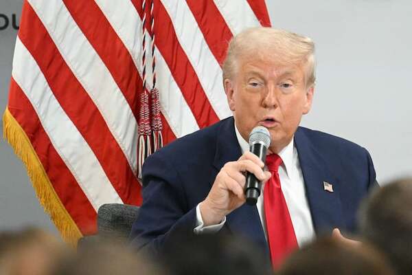 Trump abre la puerta a suspender los aranceles a Canadá poco después de anunciarlos - Mundo - ABC Color