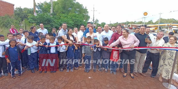 MUNICIPALIDAD DE CAMBYRETÁ INAUGURÓ EMPEDRADO FRENTE A UNA ESCUELA