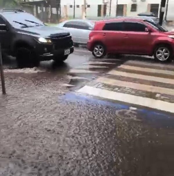 «Lomadas de oro» de Miguel Prieto causan caos e inundaciones frente a escuelas y colegios de CDE