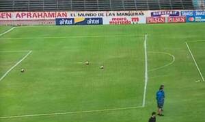 ¿El canchero estaba “doblado”?: explican del porqué las rayas de una cancha de primera iban todas karẽ