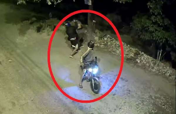Video: motochorros asaltan con violencia a un hombre en Trinidad - Policiales - ABC Color