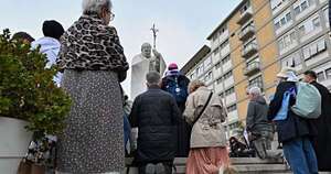 La Nación / Ante mejora, médicos evalúan alta del papa