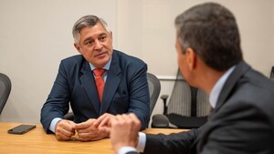 Peña recibe informe de ministro sobre Hambre Cero y kits