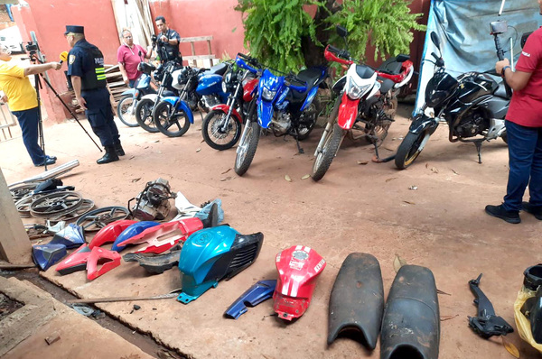 Policías siguen GPS de moto robada y hallan verdadero desarmadero en Remansito de CDE - La Clave