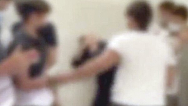 Denuncian que alumno fue garroteado en baño del cole
