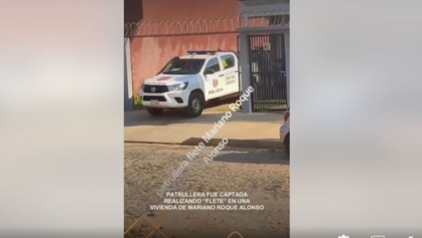 Filmaron a una patrullera haciendo de flete en Mariano Roque Alonso