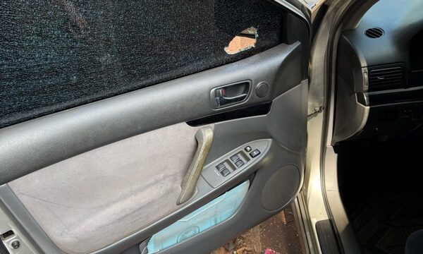 Dañan vehículo estacionado frente a colegio