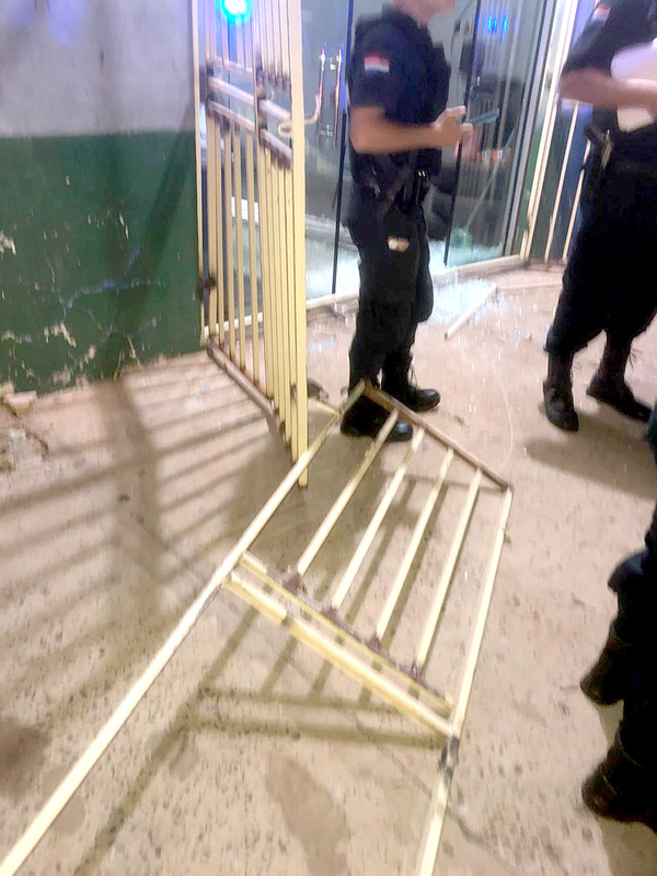 Roban mercaderías tras destrozar puerta de una transportadora en el barrio Obrero - La Clave