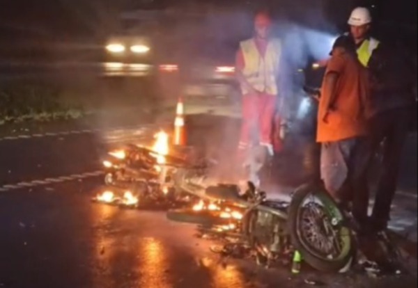 Minga Guazú: Dos motocicletas chocan y terminan en llamas - ADN Digital