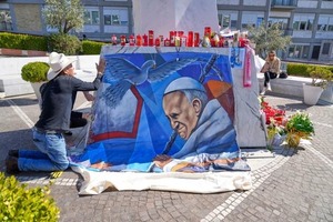El papa Francisco pasó una noche tranquila y mostró una leve mejoría tras 25 días hospitalizado - ADN Digital