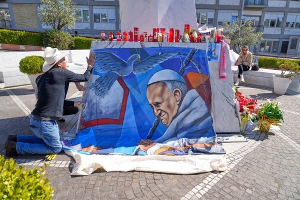 El papa Francisco pasó una noche tranquila y mostró una leve mejoría tras 25 días hospitalizado - ADN Digital