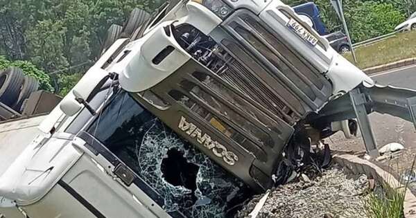 Diario HOY | Chofer se salva de milagro tras vuelco de camión cargado con toneladas de carne