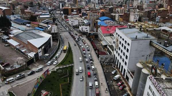 Crece malestar en Bolivia por escasez de dólares y largas filas para carga de combustibles - Mundo - ABC Color