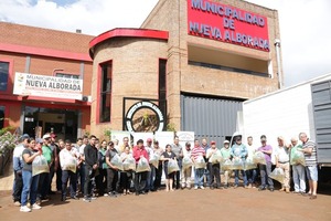 Pequeños productores de Nueva Alborada y Obligado reciben alevines proporcionados por la EBY