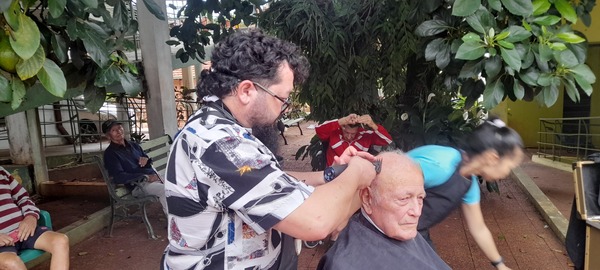 Realizan cortes gratuitos a abuelitos del hogar Santa María