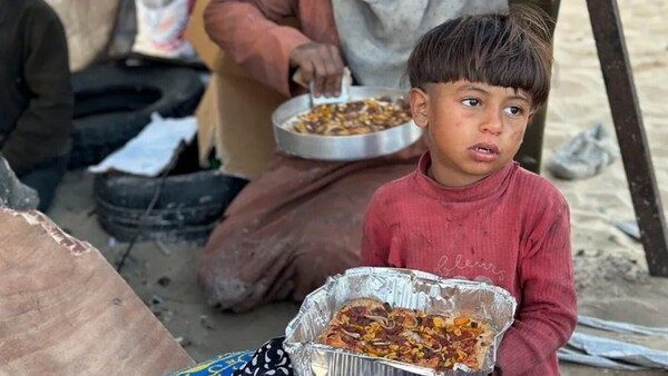 Los palestinos celebran el Ramadán en Gaza bajo la sombra del hambre y la guerra