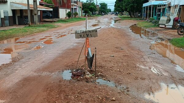 Vecinos del barrio Inmaculada exigen reparación de calle y limpieza de cuneta