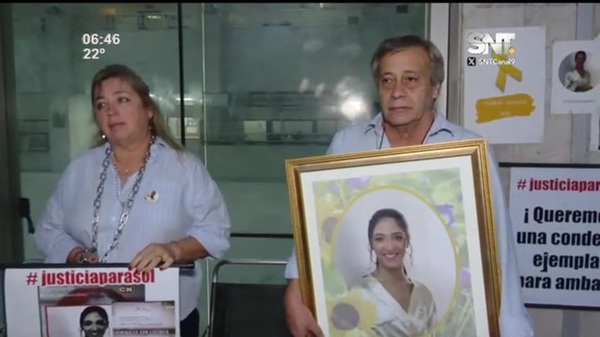 Padres de Sol Chávez se encadenan nuevamente en el Palacio de Justicia - SNT