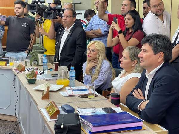 Video: concejala Carolina González protagoniza incidente en la Junta Municipal de Lambaré - Política - ABC Color